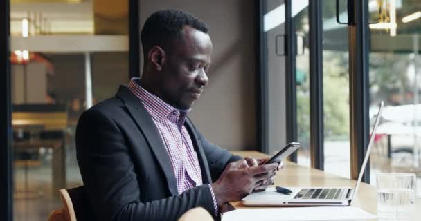 Homme d'affaires africain travaillant au bureau — Video