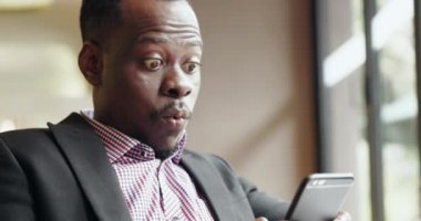 Cep telefonu kullanan mutlu bir Afrikalı.