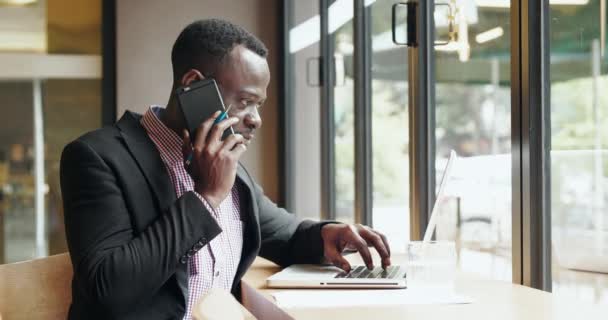 Homme d'affaires africain travaillant au bureau — Video