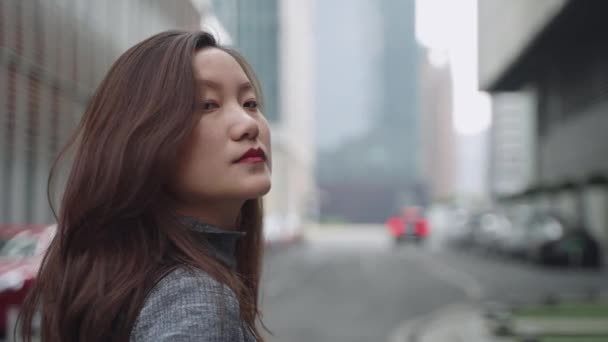 Крутая азиатская деловая женщина — стоковое видео