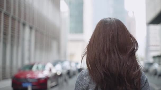Элегантная азиатка, гуляющая по городу — стоковое видео