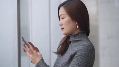 telefonu kullanarak Asya iş kadını