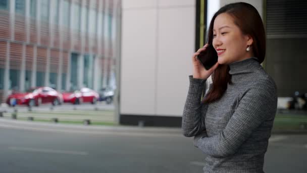 Azjatycki interesu mówić na telefon — Wideo stockowe