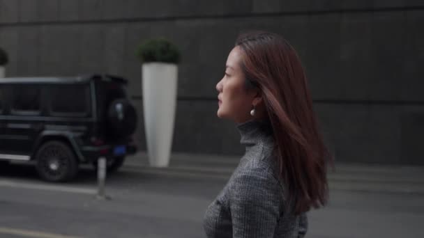 Elegante mujer asiática caminando en la ciudad — Vídeos de Stock