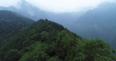 Sichuan Çin 'deki Emei dağ sırasının hava görüntüsü.