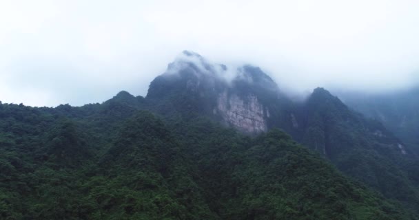 Vue aérienne de la chaîne de montagnes Emei au Sichuan en Chine — Video