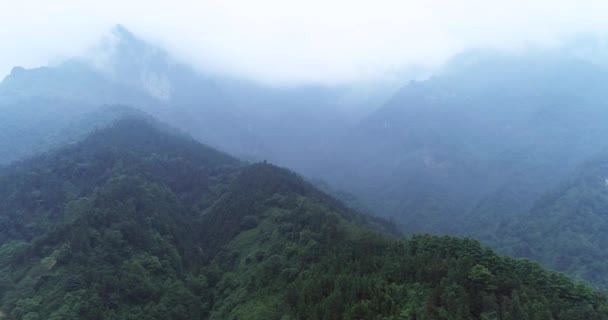 Вид з повітря на гірський хребет Емей у китайському місті Сичуань. — стокове відео