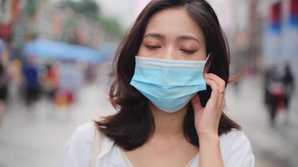 Asiatische Frau Nehmen Maske Und Blicken Die Kamera Lächeln Der — Stockvideo