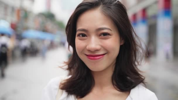 Okouzlující Mladá Asijská Dáma Při Pohledu Kameru Úsměv Městském Městě — Stock video