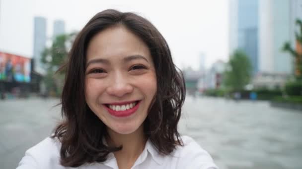 Feliz Joven Asiática Mujer Cerca Retrato Cámara Lenta Encantadora China — Vídeos de Stock