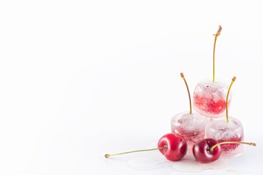 beyaz zemin üzerine dondurulmuş vişne