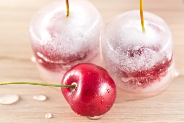 Cerezas congeladas sobre mesa de madera —  Fotos de Stock