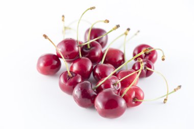 beyaz arkaplanda kirazlar