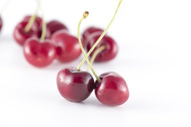 beyaz arkaplanda kirazlar