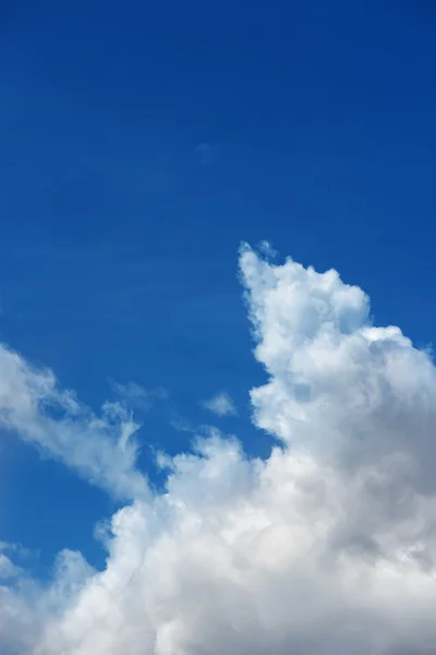 Nubes y fondo azul del cielo —  Fotos de Stock