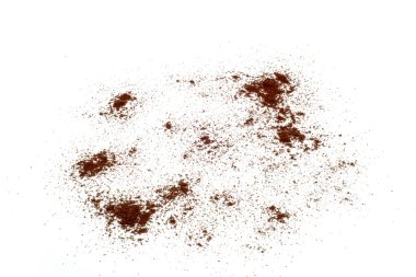 Beyaz zemin üzerine öğütülmüş kahve