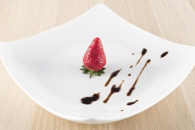 Çilek beyaz tabakta balsamik sirke ile