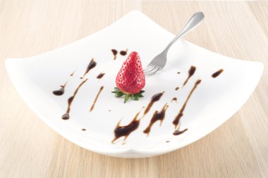 Çilek beyaz tabakta balsamik sirke ile