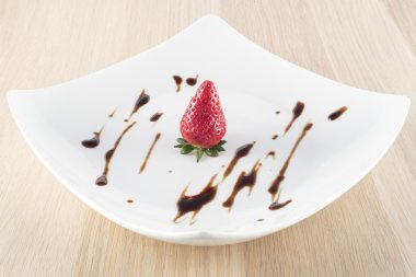 Çilek beyaz tabakta balsamik sirke ile