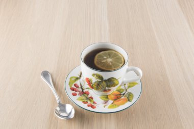 Fincan çay ve çay kaşığı ahşap tablo