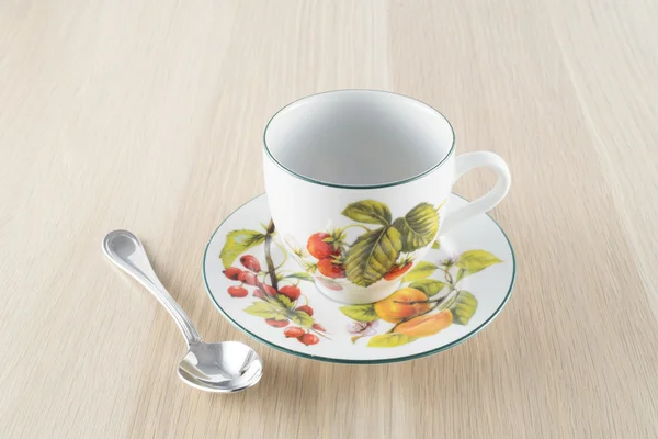 Tasse Tee und Teelöffel auf Holztisch — Stockfoto
