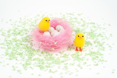 Paskalya, küçük civciv ve yumurta