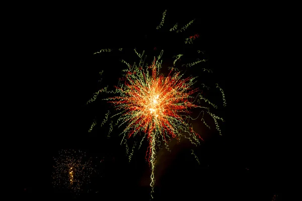 Buntes Feuerwerk über dunklem Himmel — Stockfoto