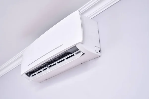 Airconditioner Geïsoleerd Witte Muur Binnen Close — Stockfoto