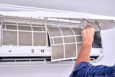 Ev havalandırması için kirli filtreleri değiştirme ve temizleme kavramı
