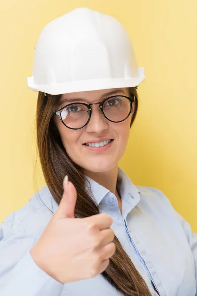 Retrato Sorrir Bela Tártara Engenheira Capacete Construção Óculos Mostrando Polegares — Fotografia de Stock