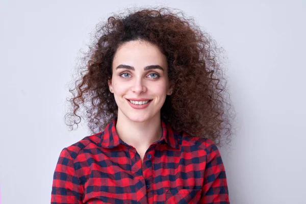 Retrato Chica Morena Pelo Rizado Bonito Armenio Camisa Roja Cuadros — Foto de Stock