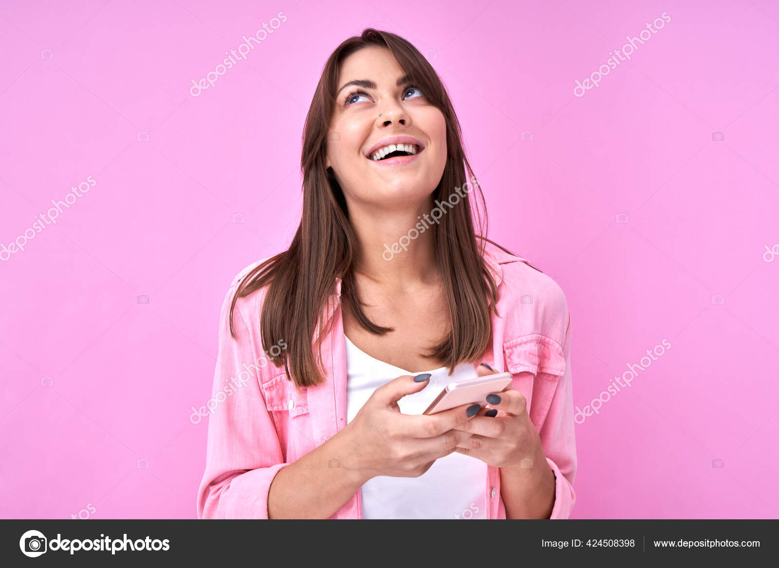 Брюнетка Привлекательная Девушка Мобильным Телефоном Смс.