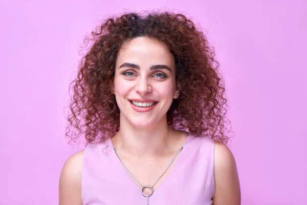 Ermeni Güzel Kıvırcık Saçlı Kadın Portresi Ifade Eden Yüzünde Pozitif — Stok fotoğraf