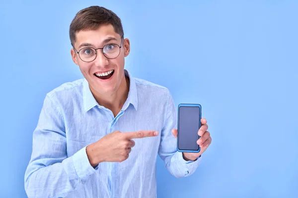 Jeune Homme Lunettes Chemise Bleue Visage Expressif Annonce Émotionnellement Smartphone — Photo