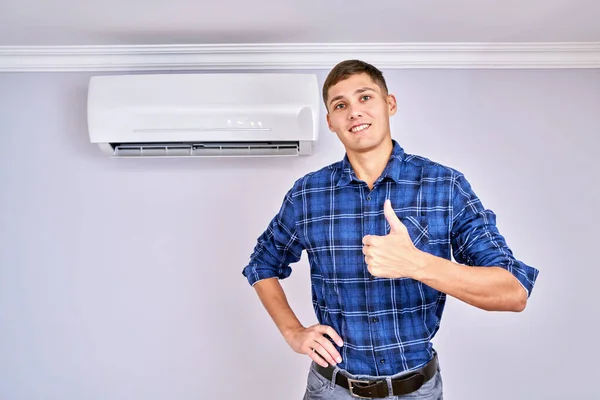 Happy Mannelijke Meester Blauw Shirt Geïnstalleerd Airconditioner Binnen Blij Met — Stockfoto