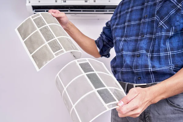Sluiten Van Een Schoon Vuil Filter Home Airconditioner Vervanging Schoonmaak — Stockfoto