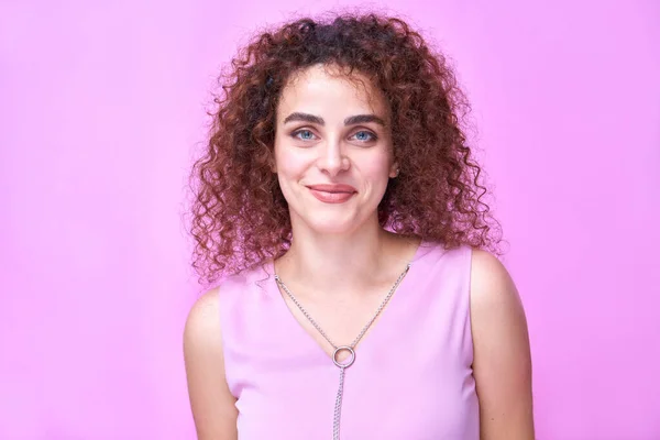Ermeni Güzel Kıvırcık Saçlı Kadın Portresi Ifade Eden Yüzünde Pozitif — Stok fotoğraf