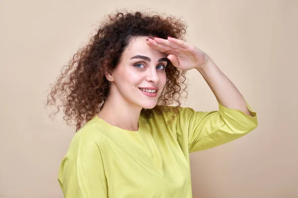 머리를 곱슬곱슬 초록색 아르메니아 소녀가 바라보며 스튜디오 배경에서 개념찾기 — 스톡 사진