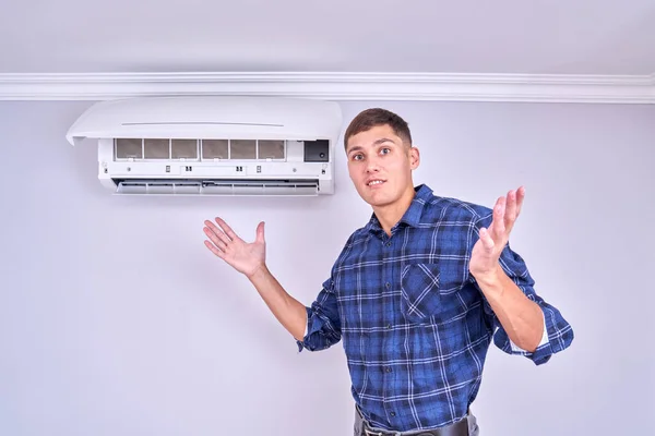 Thuis Airconditioner Vervanging Reiniging Concept Geschokt Gezicht Professionele Fixer Toont — Stockfoto