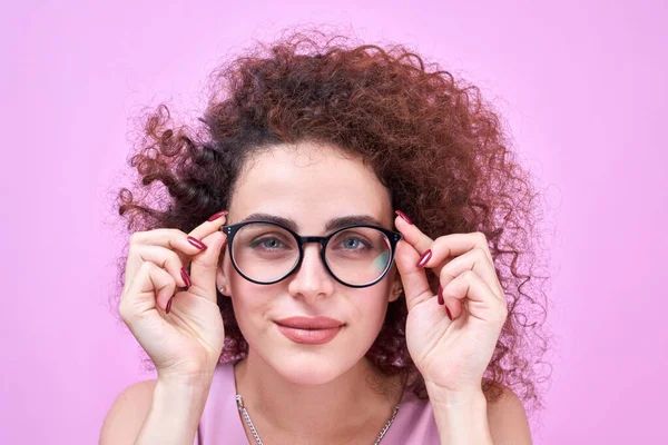 Menina Armênia Com Cabelo Encaracolado Segura Mãos Borda Óculos Olheiras — Fotografia de Stock