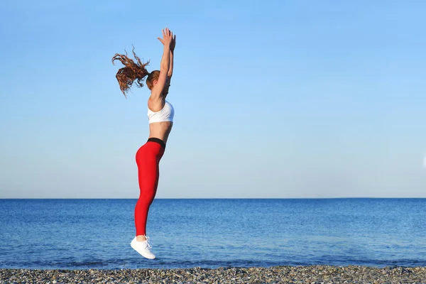 Positieve Sportieve Vrouw Een Zomerochtend Training Het Strand Rode Legging — Stockfoto