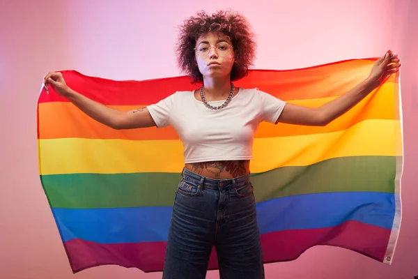 Lgbtq Konzept Positive Kaukasische Mädchen Mit Afro Lockigem Haar Halten — Stockfoto