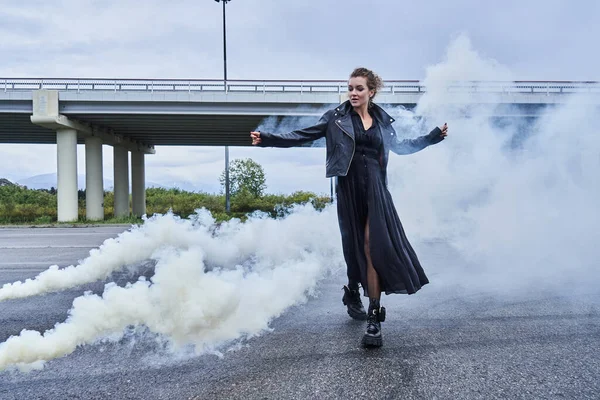 Retrato Modelo Moda Chica Ropa Negra Con Efecto Humo Niebla — Foto de Stock