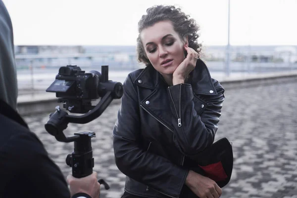 Videokameramann Arbeitet Mit Model Mädchen Freien — Stockfoto