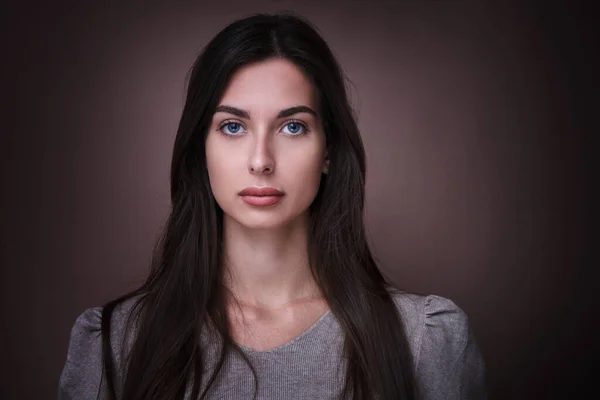 Portret Van Mooie Brunette Vrouw Met Ernstige Gezichtsuitdrukking Geïsoleerd Bruine — Stockfoto