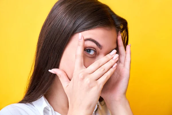 Brunette Girl Covers Her Face Hands Looks Curiously Camera Gap — Stock Photo, Image