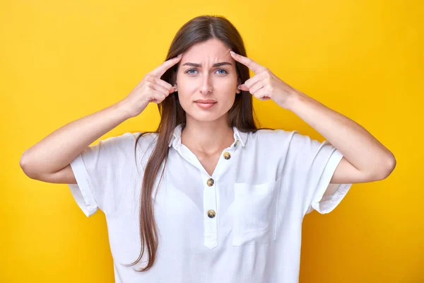 Brunett Flicka Spänt Håller Fingrarna Vid Tinningarna Tänker Hårt Och — Stockfoto