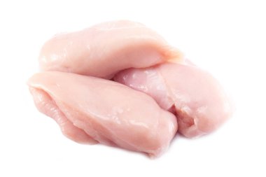 Beyaz arka planda izole edilmiş taze çiğ tavuk göğsü filetosu, kırpma yolu.