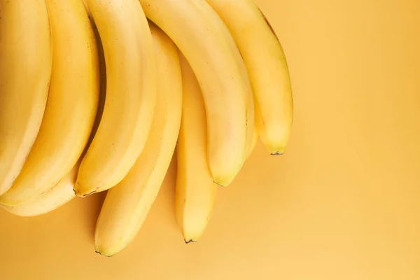 Bando Bananas Inteiras Isoladas Fundo Amarelo Com Espaço Cópia — Fotografia de Stock