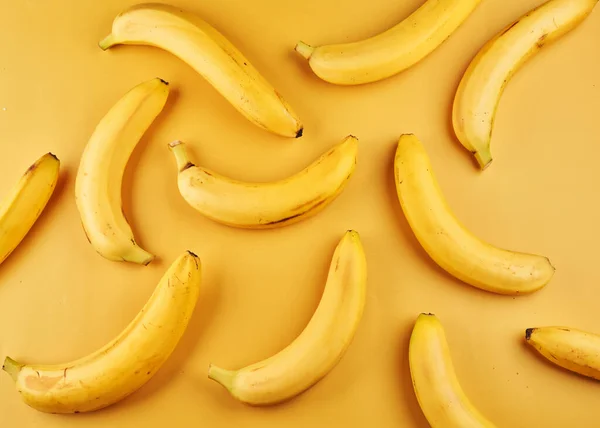 Plátanos Enteros Con Patrón Cáscara Sobre Fondo Amarillo Fondo Pantalla — Foto de Stock
